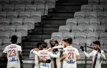 Le buteur lyonnais Moussa Dembélé (c) fête son but avec ses coéquipiers lors de la réception de leur rival à Décines-Charpieu, le 21 janvier 2022 