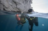 Deux archéologues plongent vers la grotte Cosquer, au large de Marseille, le 27 avril 2022