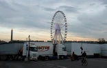 Des camions de forains bloquent l'accès à la Place de la Concorde à Paris le 24 novembre 2016 pour soutenir Gérard Campion, propriétaire de la Grande roue, dont l'Etat demande le démantèlement