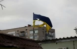 Un drapeau ukrainien déchiré est aperçu sur un bâtiment à Mykolaïv, dans le sud de l'Ukraine, le 27 mars 2022