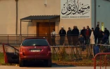 Des hommes devant la mosquée de Valence, le 1er janvier 2016, après qu'un homme a foncé en voiture sur un militaire posté devant le site