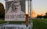 L'écrivaine turque Hatice Cengiz (d), fiancée du journaliste et dissident saoudien Jamal Khashoggi, devant un portrait du journaliste Jamal Khashoggi assassiné, après son dévoilement sur le National Mall à Washington, le 1er octobre 2021