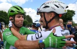 Le Britannique Mark Cavendish, de l'équipe Deceuninck Quickstep, portant le maillot vert du meilleur sprinter (g.) est félicité par son coéquipier le Français Julian Alaphilippe (d.) après avoir remporté la 6e étape de la 108e édition du Tour de France, 160 km entre Tours et Châteauroux, le 1er juillet 2021