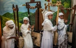 Des élèves apprennent à jouer de la begena à l'école Eman Begena à Addis-Abeba, le 13 février 2025 en Ethiopie