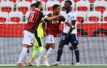 L'attaquant de Nice Justin Kluivert (c) félicité par son coéquipier Amine Gouiri (g) après son but contre Bordeaux, le 28 août 2021 à Nice