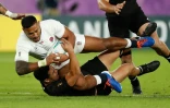 Le centre du XV d'Angleterre Manu Tuilagi est plaqué par un All Black en demi-finales du Mondial, le 26 octobre 2019 à Yokohama
