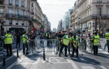 Des vérifient les QR code des piétons et cyclistes à un point de contrôle, le 18 juillet 2024 à Paris