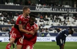 La joie du milieu de terrain brestois Jérémy Le Douaron (g), après avoir marqué face à Bordeaux, lors de la 15e journée de Ligue 1, le 28 novembre 2021 au Matmut Atlantique Stadium