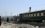 Des membres de services de sécurité pakistanais sur les lieux d'une attaque à l'explosif contre un train dans la province instable du Baloutchistan, dans le sud-ouest du Pakistan, le 24 mai 2026 à Quetta