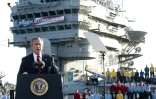 Le président américain George W. Bush à bord de l'USS Abraham Lincoln, le 1er mai 2003, où une bannière "Mission accomplie" salue la chute de Saddam Hussein en Irak
