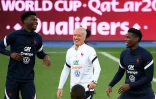 Le sélectionneur Didier Deschamps plaisante avec les milieux de terrain Aurélien Tchouaméni (g) et Paul Pogba, lors de l'entraînement de l'équipe de France, le 3 septembre 2021 au Stade Olympique à Kiev, à la veille du match éliminatoire pour la Coupe du monde au Qatar contre l'Ukraine