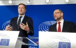 Le chef du gouvernement wallon, Paul Magnette (G) et le président du parlement européen Martin Schulz lors d'une conférence de presse, le 22 octobre 2016 à Bruxelles 