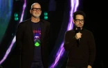 Le réalisateur américain J.J. Abrams (d) et le concepteur du jeu vidéo "Left 4 Dead", Mike Booth sur scène lors des Game Awards au Peacock Theater, à Los Angeles, le 11 décembre 2025