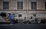 Des voitures brûlées dans une rue de Paris, le 19 octobre 2026 