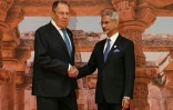 Le ministre indien des Affaires étrangères, Subrahmanyam Jaishankar (à droite), accueille son homologue russe, Sergueï Lavrov, à l'ouverture de la réunion des ministres des Affaires étrangères des Brics au Bharat Mandapam, le 14 mai 2026 à New Delhi