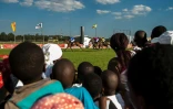 Des spectateurs pendant la 55e course hippique de la Castle Tankard, Ă Harare, au Zimbabwe, le 6 mai 2017