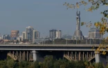 Cette photographie montre le pont Darnytsia à Kiev, le 5 octobre 2026