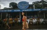 Une femme passe devant le restaurant Le Bardot à Buzios, au Brésil, le 3 janvier 2026