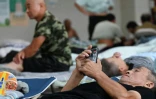 Des habitants évacués à l'approche du typhon Bavi se reposent dans un centre à Yueqing, dans la province du Zhejiang (est) en Chine, le 11 juillet 2026