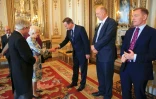 Le Premier ministre britannique David Cameron (c) salue la reine d'Angleterre Elizabeth II (2e à g), lors d'une réception au Buckingham Palace à Londres le 10 mai 2016