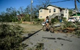 Une femme à vélo dans les rues de Panama city (Floride), après le passage de l'ouragan Michael le 11 octobre 2018.