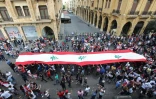Le 20 octobre 2019, des Libanais défilent dans les rues de Beyrouth au quatrième jour d'un mouvement de contestation contre le pouvoir