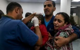 Des habitants de la bande de Gaza blessés lors d'un bombardement israélien font l'objet de premiers soins dans un hôpital de Rafah (sud), le 28 décembre 2023