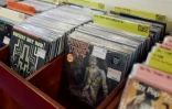 Des vinyles dans les présentoirs de la boutique Flashback Records, le 18 avril 2024 à Londres