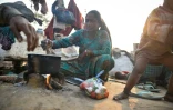 Sunita Devi, 35 ans, mère de Jyoti Kumari, prépare le repas pour sa famille près du bidonville où elle vit, à New Delhi, le 26 février 2016