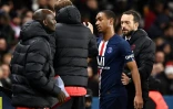Le défenseur central parisien Abdou Diallo sort sur blessure lors du match contre Amiens au Parc des Princes, le 21 décembre 2019