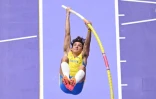 L'athlète suédois Armand Duplantis participe aux qualifications du saut à la perche pour l'épreuve d'athlétisme des Jeux Olympiques de Paris 2024 au Stade de France à Saint-Denis, au nord de Paris, le 3 août 2024
