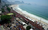 Le président brésilien Lula à l'arrière d'un camion de campagne qui se frayait un passage à travers une foule immense de partisans, à Rio de Janeiro, le 24 octobre 2026