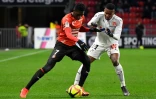 Le Rennais Ismaïla Sarr (g) à la lutte avec l'Amiénois Juan Otero, le 2 février 2019 à Rennes