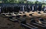 Cérémonie devant les tombes des victimes du crash de la Yemenia Airlines, le 30 juin 2010 à Moroni, aux Comores