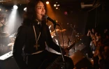 Le Japonais Kazuhiro Sekino sur scène avec son groupe "Boxi rocks" le 1er septembre 2015 à Tokyo
