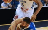Le Français Nicolas Batum (en haut) à la lutte avec le Grecque Kostas Kaimakoglou  lors du match amical de basket, le 9 août 2014 à Pau 