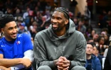 Joel Embiid, convalescent, assiste à un match de saison régulière des Sixers, au côté de son coéquipier KJ Martin, le 29 mars 2024 à Cleveland