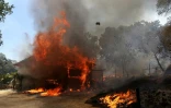 Une maison en train de brûler pendant l'incendie "Oak Fire" en Californie, le 23 juillet 2022