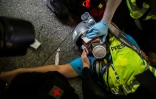 Un représentant de la presse reçoit les premiers soins après avoir été touché au visage par un projectile de la police, lors de heurts entre forces de l'ordre et manifestants, le 29 septembre 2019 à Hong Kong