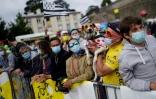 Des spectateurs attendent les coureurs avant le départ de la première étape du Tour de France, le 26 juin 2021 à Brest