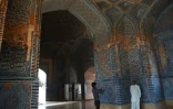 Des touristes pakistanais visitent la mosquée Shah Jahani, édifiée à partir de 1644 sur les ordres de l'empereur moghol Shah Jahan, le 24 mars 2016