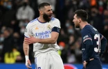 La joie de l'attaquant du Real Madrid Karim Benzema, auteur d'un triplé face au Paris Saint-Germain et son attaquant Lionel Messi, lors du 8e de finale retour de la Ligue des Champions, le 9 mars 2022 au Stade Santiago Bernabéu