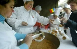 Un plat de fèves est offert à la population de Bucarest par les autorités locales, le jour de la fête nationale roumaine, le 1er décembre 2004