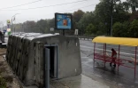 Un abri anti-aérien en béton près d'un arrêt d'autobus à Kiev, le 16 octobre 2026