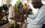 Dans un centre médical de l'Unicef, on prend les mesures des enfants du camp de déplacés de Dikwa, dans le nord-est du Nigeria, pour évaluer la malnutrition, le 14 février 2017