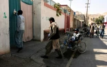 Des membres de la campagne antipoliomyélite font du porte à porte, le 20 mars 2019 dans la région de Kandahar, en Afghanistan