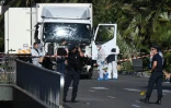 Le camion utilisé pour foncer dans la foule immobilisé sur la Promenade des Anglais le 15 juillet 2016 à Nice au lendemain de l'attaque terroriste qui a fait 84 morts