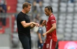 Le nouvel entraîneur du Bayern Munich, Julian Nagelsmann, discute avec le milieu de terrain Leroy Sané, lors du match contre Naples comptant pour le Audi Summer Tour 2021, le 31 juillet 2021 à Munich