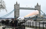 Des coups de canon de l'artillerie royale tirés à Londres, le 10 avril 2021 au lendemain de l'annonce de la mort du prince Philip