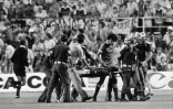 Patrick Battiston emmené sur une civière après un choc avec le gardien allemand Harald Schumacher, le 8 juillet 1982 à Séville 